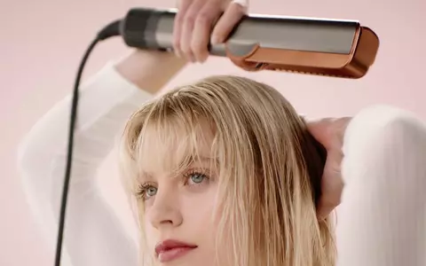Dyson Airstrait, aparatul revoluționar de îndreptat părul, este disponibil în România. Dyson prezintă un nou mod de uscare și îndreptare a părului, fără plăci fierbinți și fără căldură extremă
