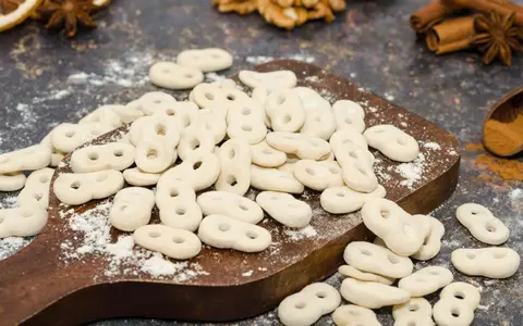 Rețeta de mucenici cu brânză. Sunt un deliciu oricând, nu doar în luna martie!