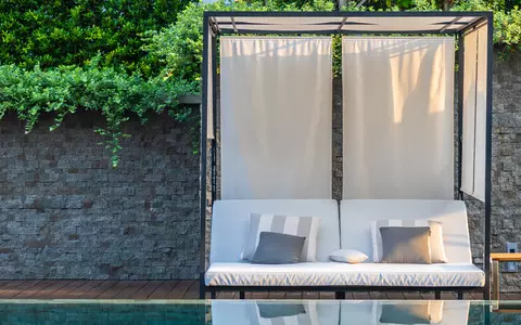 Pergole retractabile vs. pergole fixe: Ce alegem pentru terasa exterioară?