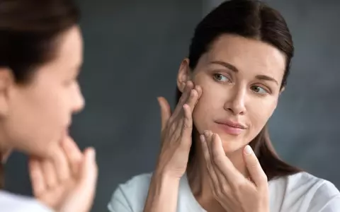 Ai pielea uscată? Evită să mai consumi aceste alimente și băuturi