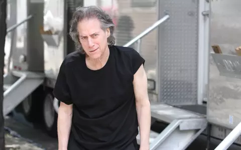 Richard Lewis a murit la 76 de ani, în urma unui atac de cord. Actorul fusese diagnosticat cu Parkinson anul trecut