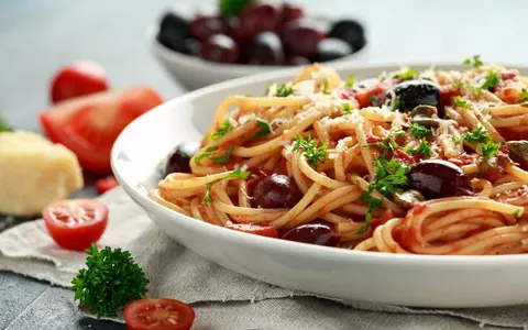 Rețetă de spaghete Puttanesca. Un preparat italian simplu și delicios