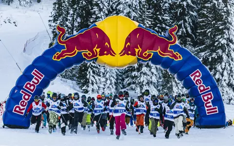 100 de schiori și snowboarderi s-au întrecut în weekend în cea mai trăsnită competiție de pe pârtie, Red Bull Homerun