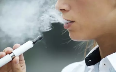 A fost adoptată legea care interzice vânzarea de ţigări electronice minorilor! Ce se întâmplă cu vânzarea la automate a produselor care conţin tutun