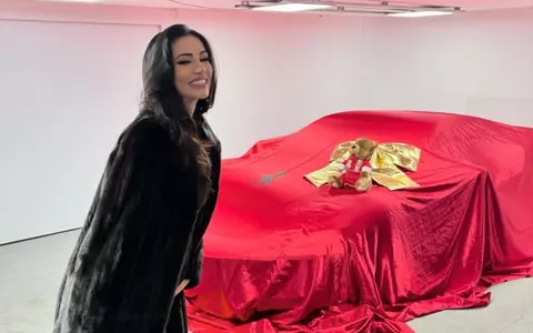 Andreea Sasu a primit un Ferrari de 250.000 de euro de la Philipp Plein, de ziua ei. Românca îl va face tată pentru a patra oară: "La mulți ani mie!"