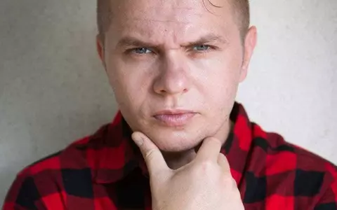 Cum a arătat copilăria lui Codin Maticiuc și ce aroganțe făcea la 20 de ani: „M-am născut într-un apartament cu igrasie. Părinții n-au reușit niciodată să mă facă să învăț, m-au și bătut, m-au și amenințat…” / EXCLUSIV