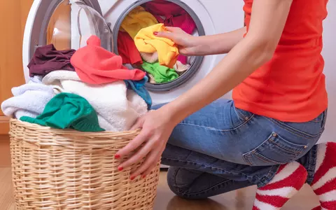 Cum să speli rufele colorate ca să-și păstreze strălucirea