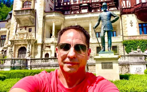 Dan Negru, revoltat de prețurile mari de la Castelul Peleș: „Dacă tot încasezi mai mult decât la Versailles, măcar gardul repară-l. Dacă nu ții de mână copiii, i-ai pierdut în prăpastie”