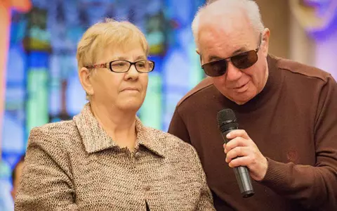 Povestea de viață sfâșietoare a lui George Nicolescu. S-a născut orb, iar soția l-a îngrijit până în ultima clipă, după pensionare: „Îmi este foarte greu să mă duc la baie, o aștept pe ea să mă ajute”