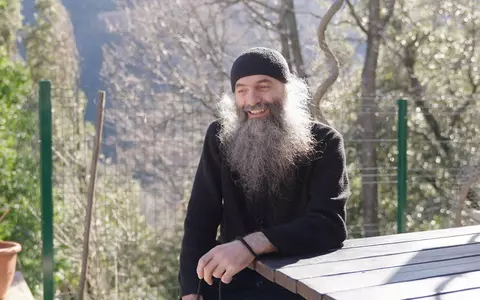 De ce nu au voie femeile pe muntele Athos. Explicațiile părintelui Vlad Pimen: "Totul a început tot de la Maica Domnului, care i-a spus că sfântul munte are deja o împărăteasă"