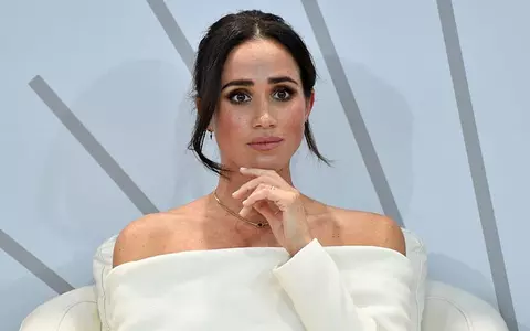 Cum s-a îmbrăcat Meghan Markle când a vizitat un spital de copii pentru a promova terapia prin lectură. Ținuta valorează peste 4200 de dolari