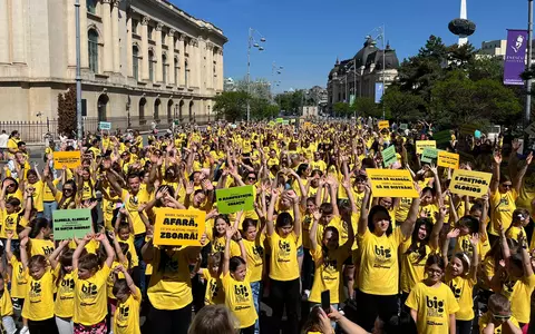 Big Little Festival anunțat printr-un flashmob-manifest – 800 de copii și părinți au dansat sincron