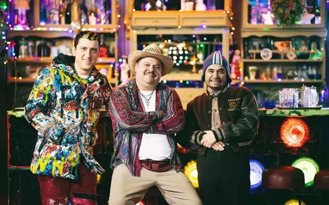 Mihai Bobonete a gătit cartofi prăjiți lângă rulotă, pe platoul Las Fierbinți: "Avem bucătar personal" / Mihai Rait și Costi Diță s-au invitat la masă