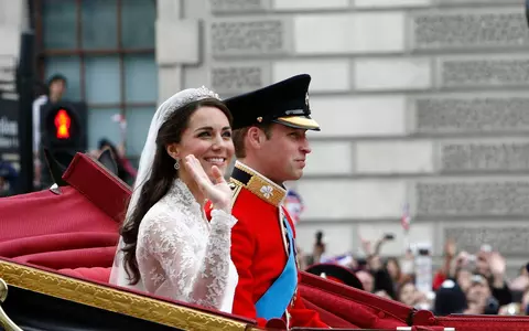 Kate Middleton şi Prinţul William au marcat aniversarea a 13 ani de căsnicie printr-o fotografie de la nuntă, nepublicată până acum. Ce mesaj ascuns au transmis, astfel