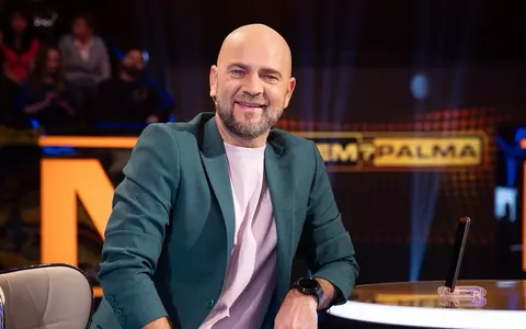 Cum se împarte Cosmin Seleși între televiziune și teatru: "Nu aș vrea să văd cum este viața fără una dintre cele două activități. Sunt diferite, dar se potrivesc perfect pentru mine". Detalii din culisele emisiunii "Batem palma?"/ EXCLUSIV