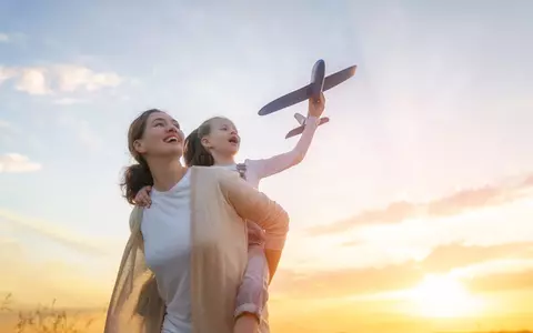 Ajutor pentru mamele din diaspora: cum ar putea toți copiii români din diaspora să învețe limba română