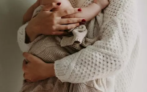 Guvernul acordă tichete sociale pentru mame în valoare de 2000 de lei. Cine primește acest ajutor și ce condiții trebuie să îndeplinească
