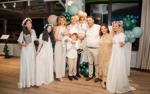 Ecaterina Ladin și-a botezat al treilea copil, cu 6 perechi de nași! Imagini din biserică și de la petrecerea cu familia din Chișinău și colegii din Las Fierbinți