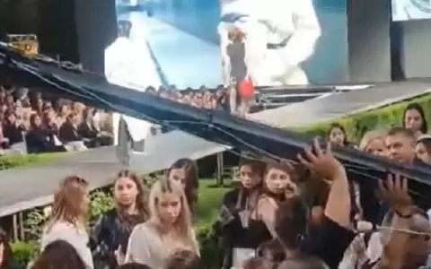 O macara video s-a prăbuşit în timpul festivalului Romanian Fashion Week, de la Iași, peste invitați. Două persoane au fost rănite