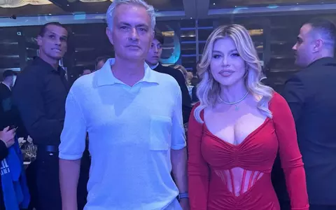 Cât costă rochia pe care Loredana Groza a purtat-o la dineul organizat în cinstea Generației de Aur. A făcut poze cu Jose Mourinho și Gică Hagi: „Un vis devenit realitate"