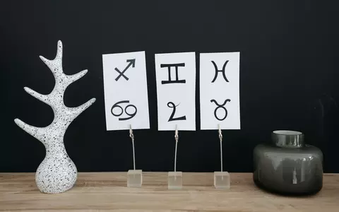 Horoscop 12 mai 2024. Ghinion cu carul pentru două zodii de foc