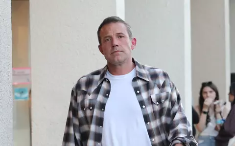 Ben Affleck, surprins fără verighetă, în Los Angeles! Imaginile cu actorul alimentează zvonurile privind divorțul de Jennifer Lopez, în timp ce artista a plecat singură la Săptămâna Modei de la Paris