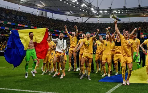 Cum au reacționat familiile tricolorilor, după ce România s-a calificat în optimile de finală EURO 2024, în urma egalului cu Slovacia. Denis Drăguș, Radu Drăgușin și Andrei Rațiu, susținuți din tribune de soții și copii