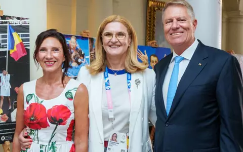 Cât costă rochia purtată de Carmen Iohannis la Ambasada României de la Paris, înainte de Jocurile Olimpice. A accesorizat-o cu o geantă mai scumpă decât ținuta