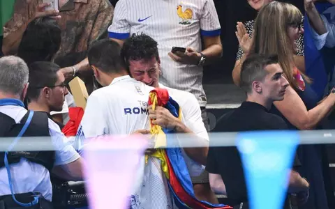 Povestea fotografiei în care un tânăr plânge în brațele lui David Popovici, după Aurul Olimpic. Ce i-a spus Dragoș Ghile după victorie: „Te iubesc, mă!”