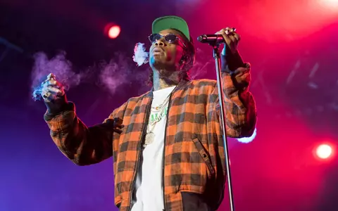 Rapperul Wiz Khalifa, reținut de poliție după ce a fumat un joint pe scena festivalului Beach, Please! Prima lui reacție, după incident: "Nu am intenționat să fiu lipsit de respect față de România..."