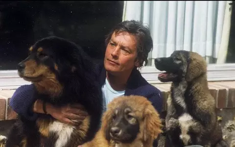 Alain Delon a iubit enorm animalele și și-a transformat curtea într-un adevărat cimitir pentru ele: "Toată viața mea este acolo, în mormintele câinilor mei. Ei nu m-au dezamăgit niciodată"