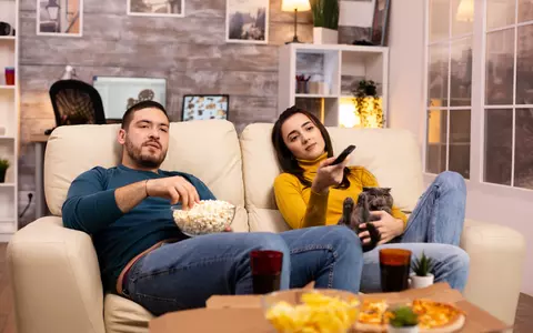 De ce nu este bine să folosești telefonul sau să te uiți la TV cât timp mănânci