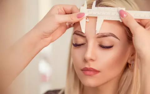 Micropigmentarea sprâncenelor vs. Microblading: care sunt diferențele?