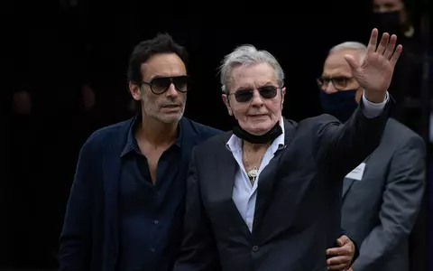 Anthony Delon, primul mesaj după moartea tatălui său, marele Alain Delon: "Copilul nu uită niciodată, pentru că el continuă să trăiască în noi până la ultima noastră suflare" / Mezinul Alain Fabien a postat fotografii din fața casei regretatului actor