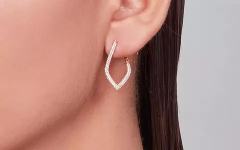 Strălucirea Vedetelor: Cerceii cu Diamante Casiani - Accesoriul Must-Have al Sezonului