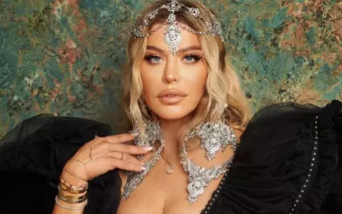 La 54 de ani, Loredana Groza a pozat într-un body mulat, cu imprimeu îndrăzneț: "Când ai îndoieli, poartă-ți doar încrederea și nimic altceva". Cum au reacționat fanii