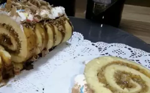 Rețetă de ruladă cu gem de prune și nucă