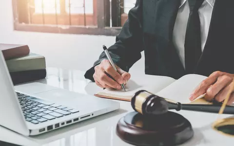 Importanța colaborării cu un avocat specializat în imobiliare și dreptul familiei