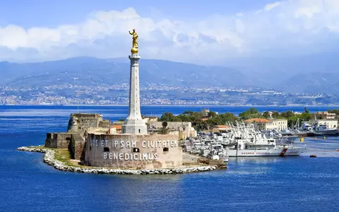 Messina, perla subestimată a Siciliei. Tot ce trebuie să știi despre Messina și Strâmtoarea Messina: Granita, Caravaggio și cel mai mare orologiu astronomic din lume
