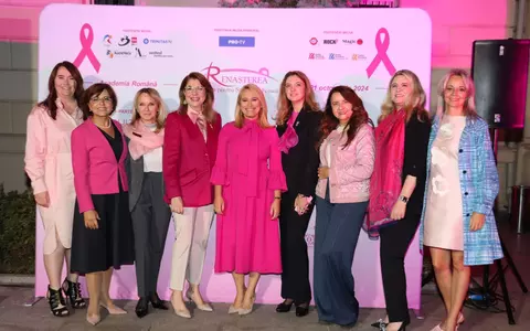 Cum arată Camelia Șucu și Cristiana Copos acum și ce ținute roz au purtat la evenimentul dedicat luptei împotriva cancerului de sân. Și Andreea Esca a purtat o rochie superbă!