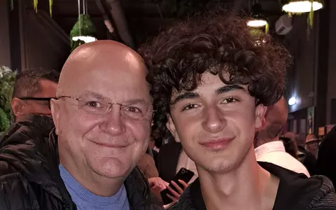 Cum arată Eduard Petrescu, fiul de 17 ani al lui Axinte și ce cadou vrea să-i facă tatăl lui: ”I-am promis că-i iau mașină. Nu are treabă cu muzica, cu impresariatul. Ne ajunge unul stresat în casă...”/ EXCLUSIV