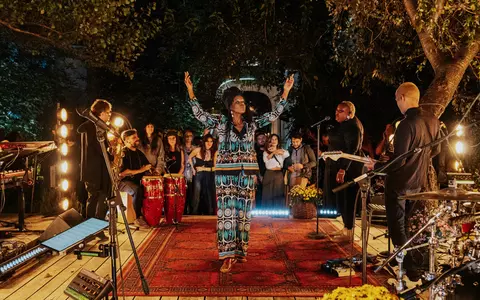 Ultimul apus al verii cu Akua Naru: Un concert memorabil la Arome22, susținut de glo™