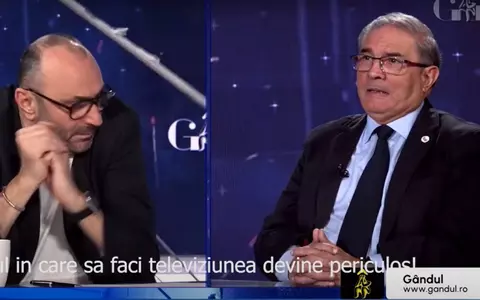 Momente de panică în direct: lui Marius Tucă i-a căzut decorul în cap, în timpul unui interviu / Imagini din platou