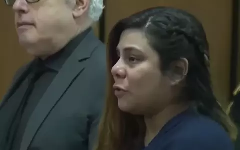 O femeie a plecat în vacanță și și-a lăsat copilul de 16 luni singur acasă, să moară de foame și de sete. Judecătorul i-a dat pedeapsa maximă: "Vă veți petrece restul vieţii într-o celulă, însă diferenţa este că închisoarea vă va hrăni"