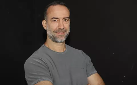 Cum a ales Șerban Pavlu actoria, deși inițial voia să se facă regizor de teatru: "Mi s-a sugerat că trebuie să îmi fac o meserie de viitor. În regimul comunist, devenise o obsesie a părinților..." Cum și-a câștigat primii bani în facultate / EXCLUSIV