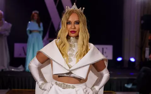 Tania Budi, pe podiumul de modă la 56 de ani, cu abdomenul la vedere: ”Faptul că fac destul sport îmi dă o ținută aproape OK, ca model” / EXCLUSIV