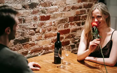 Te pregătești pentru o întâlnire romantică? Iată cum să creezi un look de neuitat!