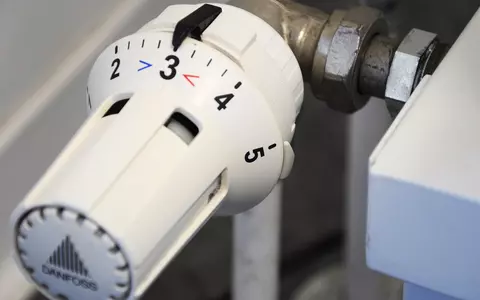 O nouă taxă pentru românii care și-au montat centrale termice în apartamente, din această iarnă! Ce prevede regulamentul ANRE