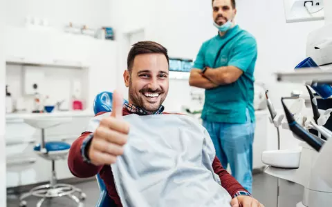 Știi care sunt principalele cauze ale îngălbenirii dinților?