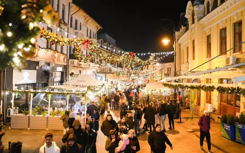 Prețuri la târgul de Crăciun de la Craiova, în 2024. Cât costă sarmalele, pomana porcului, fasolea cu ciolan sau un pahar cu vin fiert
